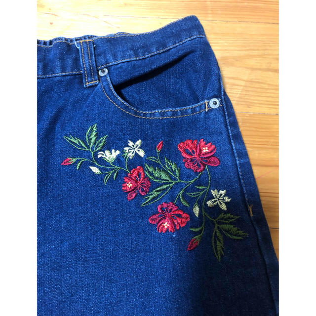 しまむら(シマムラ)の花柄刺繍ワイドパンツ 値下げ中 レディースのパンツ(デニム/ジーンズ)の商品写真