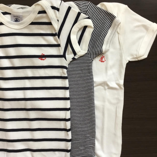 PETIT BATEAU(プチバトー)の【新品】プチバトー マリニエール&ミラレ半袖ボディ3枚組 キッズ/ベビー/マタニティのベビー服(~85cm)(肌着/下着)の商品写真