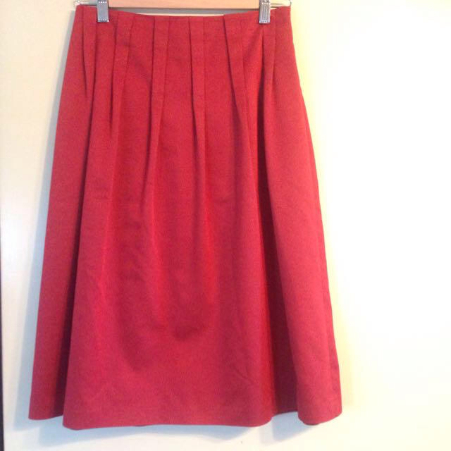 TOMORROWLAND(トゥモローランド)のBALLSEYミモレ大人レッド秋スカート レディースのスカート(ひざ丈スカート)の商品写真