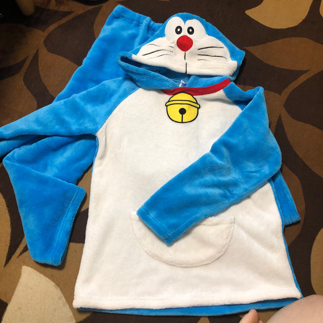 ドラえもん パジャマ 130cm キッズ/ベビー/マタニティのキッズ服男の子用(90cm~)(パジャマ)の商品写真