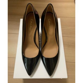 カルバンクライン(Calvin Klein)の【美品】Calvin Klein エナメルパンプス 黒 22.5cm(ハイヒール/パンプス)