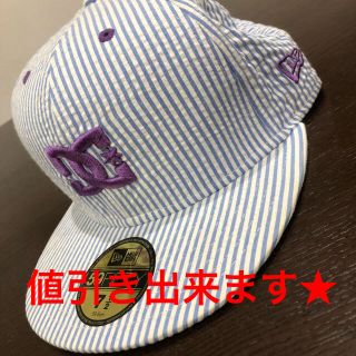 ディーシーシュー(DC SHOE)のDC NEWERA 白 紫 青 ストライプ(キャップ)