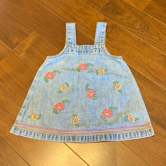 babyGAP(ベビーギャップ)のベビーギャップ デニムジャンバースカートフラワー刺繍3ヵ月〜6ヵ月 キッズ/ベビー/マタニティのベビー服(~85cm)(ワンピース)の商品写真