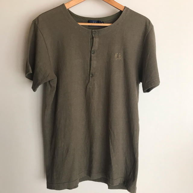 FRED PERRY(フレッドペリー)のフレッドペリー カーキ Tシャツ M メンズのトップス(Tシャツ/カットソー(半袖/袖なし))の商品写真