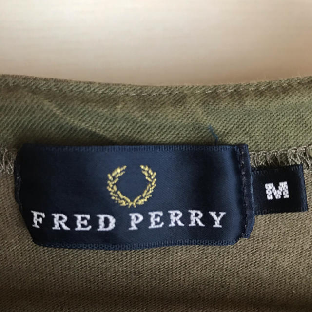 FRED PERRY(フレッドペリー)のフレッドペリー カーキ Tシャツ M メンズのトップス(Tシャツ/カットソー(半袖/袖なし))の商品写真