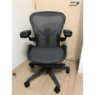 ハーマンミラー(Herman Miller)のアーロンチェア  リマスタード  ポスチャーフィット Bサイズ グラファイト(オフィスチェア)