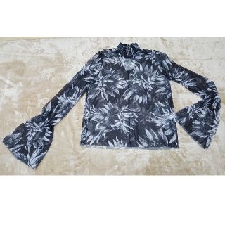 ザラ(ZARA)の★新品未使用★ZARA 花柄 袖フリルブラウス(シャツ/ブラウス(長袖/七分))