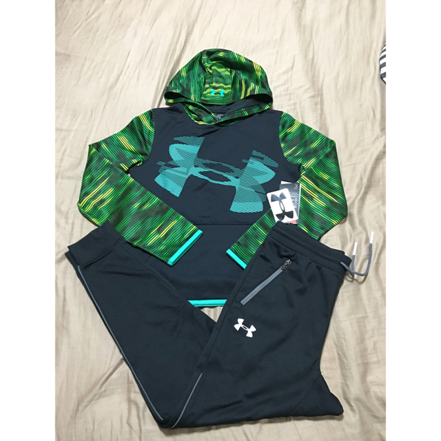 UNDER ARMOUR(アンダーアーマー)の[新品] アンダーアーマー ジュニア セットアップ キッズ/ベビー/マタニティのキッズ服男の子用(90cm~)(ジャケット/上着)の商品写真