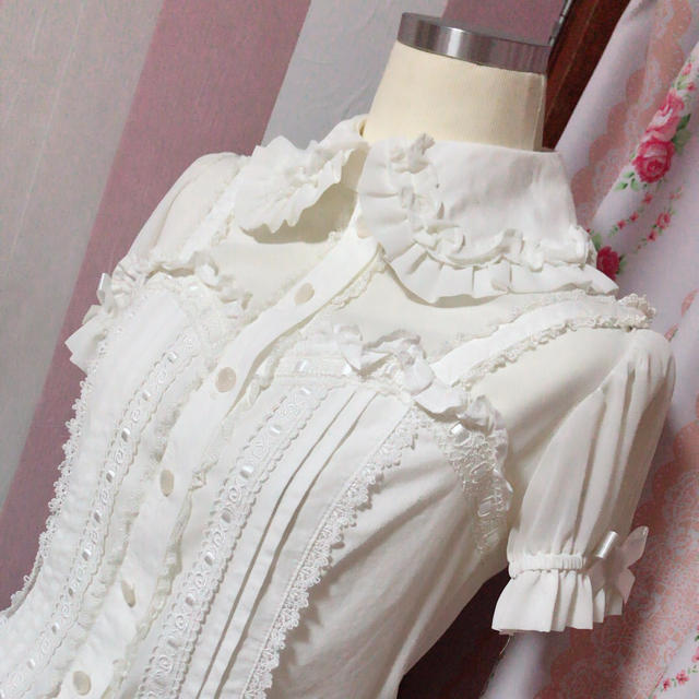 Angelic Pretty(アンジェリックプリティー)の美品Angelic prettyビスチェブラウス白半袖baby,thestars レディースのトップス(シャツ/ブラウス(半袖/袖なし))の商品写真