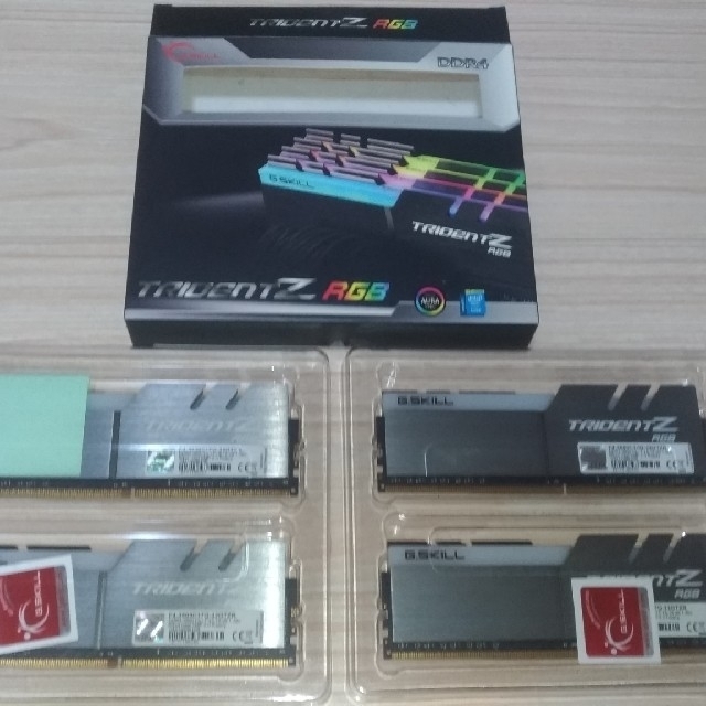 メモリDDR4 32GB  F4-3600C17Q-32GTZR