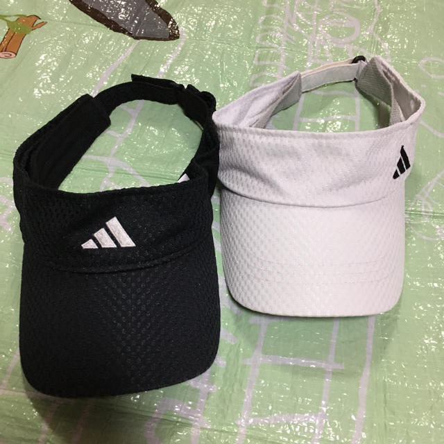 adidas(アディダス)のアディダス サンバイザー  黒×白 セット レディースの帽子(キャップ)の商品写真