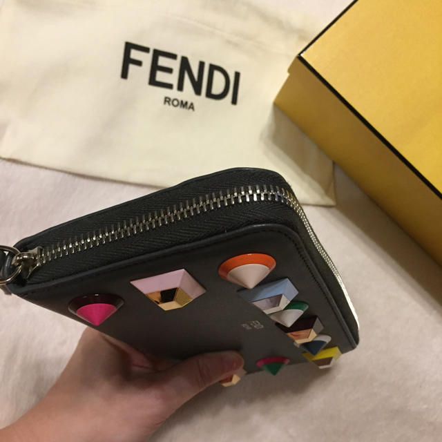 【新品未使用】 FENDI レインボースタッズ 長財布