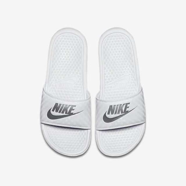 NIKE(ナイキ)の38％OFF♪超人気☆ナイキ/シャワーサン/ベナッシ/28 メンズの靴/シューズ(ビーチサンダル)の商品写真