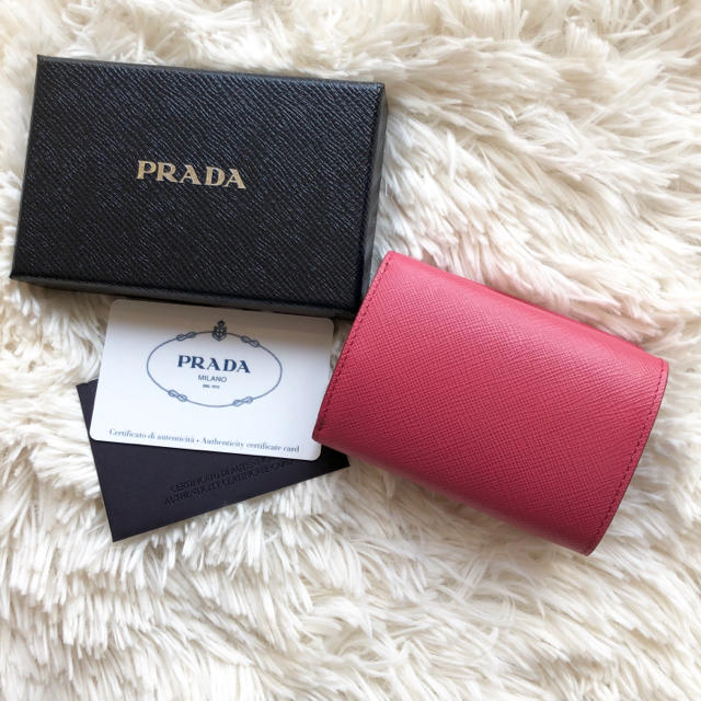 PRADA(プラダ)の新品 新作 プラダ サフィアーノメタル 三つ折り コンパクト折り財布 ピンク レディースのファッション小物(財布)の商品写真