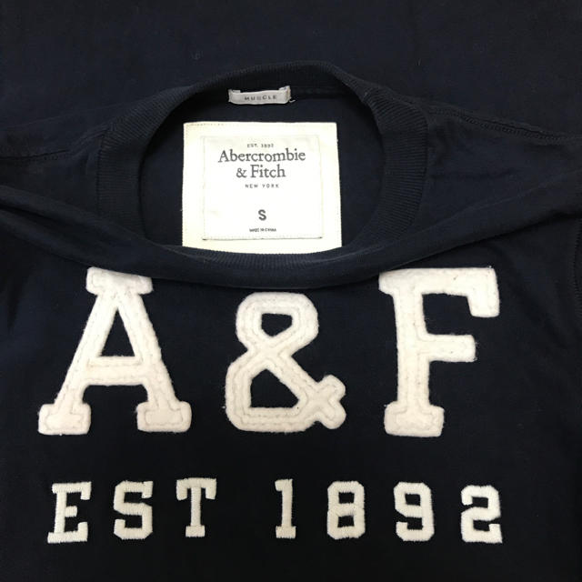 Abercrombie&Fitch(アバクロンビーアンドフィッチ)のAbercrombie&Fitch   Tシャツ  紺色 Sサイズ ユニセックス レディースのトップス(Tシャツ(半袖/袖なし))の商品写真