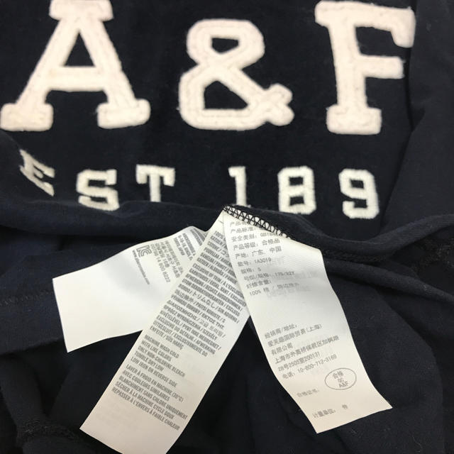 Abercrombie&Fitch(アバクロンビーアンドフィッチ)のAbercrombie&Fitch   Tシャツ  紺色 Sサイズ ユニセックス レディースのトップス(Tシャツ(半袖/袖なし))の商品写真
