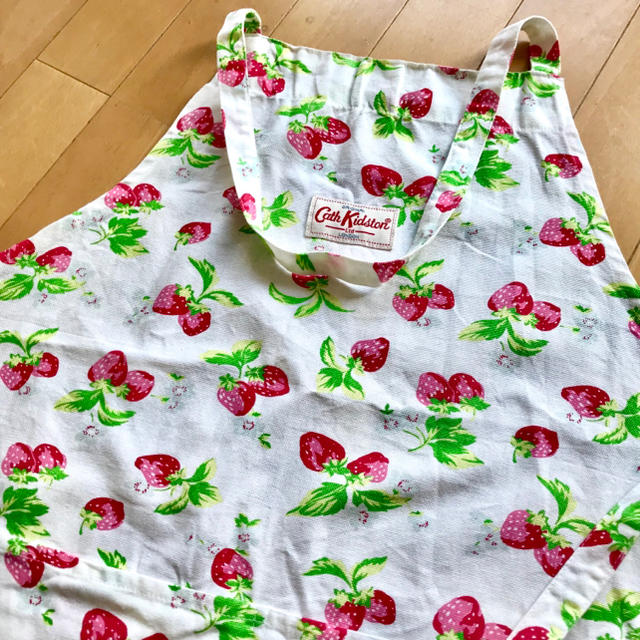 Cath Kidston(キャスキッドソン)のキャスキッドソン Cath Kidstonエプロン いちご 送料無料 レディース インテリア/住まい/日用品のキッチン/食器(収納/キッチン雑貨)の商品写真