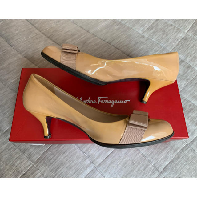 Salvatore Ferragamo(サルヴァトーレフェラガモ)のサルヴァトーレフェラガモヴァラリボンエナメルパンプス6 1/2D23.5-24 レディースの靴/シューズ(ハイヒール/パンプス)の商品写真