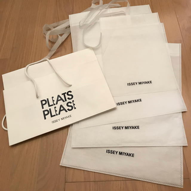 ISSEY MIYAKE(イッセイミヤケ)のISSEY MIYAKE 紙袋セット レディースのバッグ(ショップ袋)の商品写真