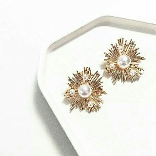 アダムエロぺ(Adam et Rope')のインポート pearl gold flower pierce #212(ピアス)