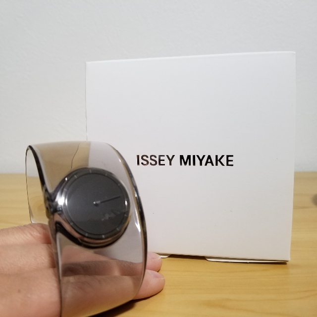 ISSEY MIYAKE(イッセイミヤケ)のイッセイミヤケ O バングルウォッチ スモーク レディースのファッション小物(腕時計)の商品写真