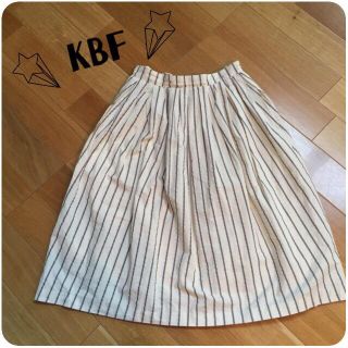 ケービーエフ(KBF)の［美品］KBF ストライプSK(ひざ丈スカート)