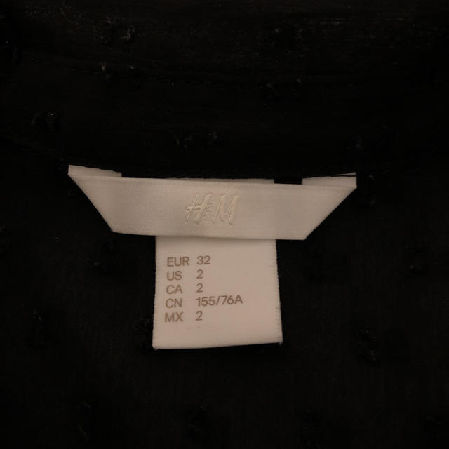 H&M(エイチアンドエム)のH&M 黒ドットブラウス レディースのトップス(シャツ/ブラウス(半袖/袖なし))の商品写真