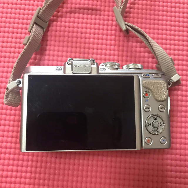 OLYMPUS(オリンパス)のOLYMPUS PEN E-PL8ボディ スマホ/家電/カメラのカメラ(ミラーレス一眼)の商品写真