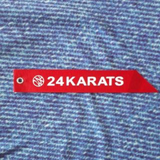 トゥエンティーフォーカラッツ(24karats)の【新品！】24 karats レッドリボンフラッグ(ミュージシャン)