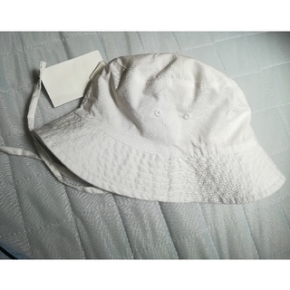 エイチアンドエム(H&M)の新品未使用　baby　白い帽子 サイズ90(帽子)