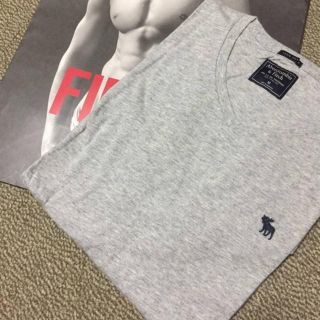 アバクロンビーアンドフィッチ(Abercrombie&Fitch)の☆アバクロ メンズワンポイントＶネックTシャツ☆Ｌ(Tシャツ/カットソー(半袖/袖なし))