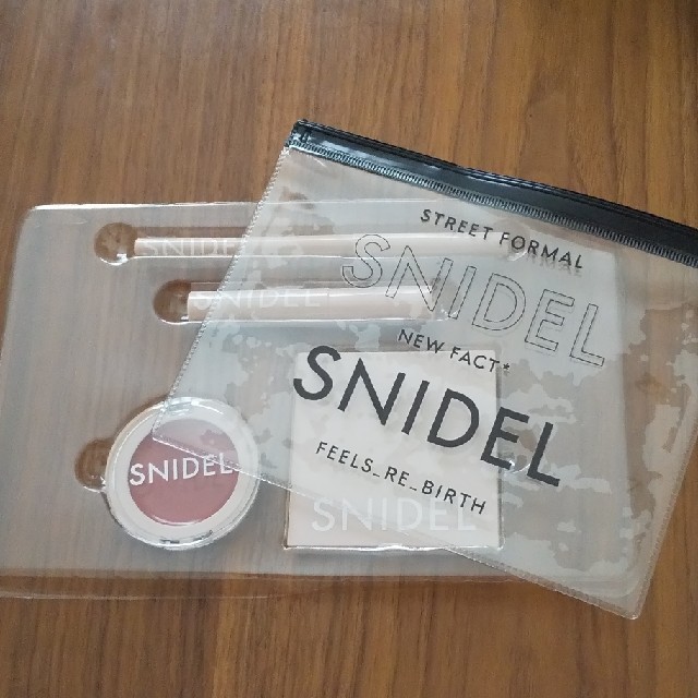 SNIDEL(スナイデル)のSNIDEL 秋色コスメセット クリアポーチ コスメ/美容のコスメ/美容 その他(その他)の商品写真