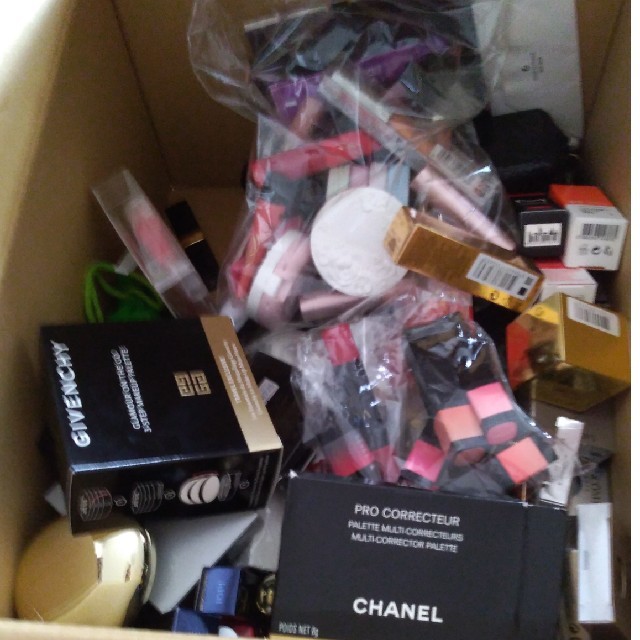 CHANEL(シャネル)のお盆限定価格♥全てブランド箱付き新品未使用デパコス♥100＋オマケ30=130点 コスメ/美容のベースメイク/化粧品(口紅)の商品写真