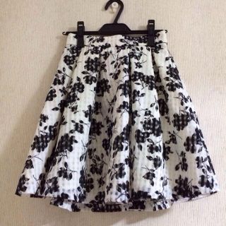 イング(INGNI)の新品 イング♡花柄モノトーンスカート(ミニスカート)