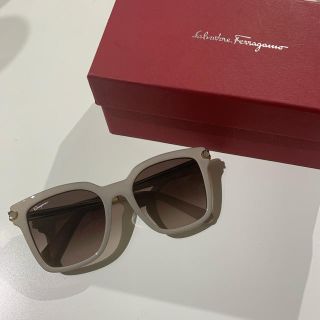 サルヴァトーレフェラガモ(Salvatore Ferragamo)の【再値下げ】箱・ケース付き サルヴァトーレ・フェラガモ✳︎サングラス(サングラス/メガネ)