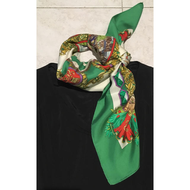 Hermes(エルメス)の目を惹くグリーン 秘密の花園の様なスカーフ エルメス カレ90 レディースのファッション小物(バンダナ/スカーフ)の商品写真