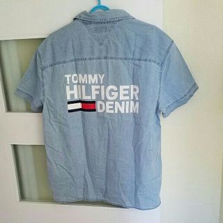 トミーヒルフィガー(TOMMY HILFIGER)のトミー　バックプリント　シャツ　デニム調　US限定　Ｍサイズ　新品　 タグ付き(Tシャツ/カットソー(半袖/袖なし))