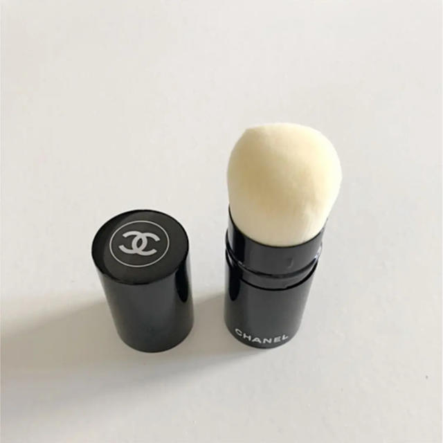 CHANEL(シャネル)のCHANEL シャネル パウダーブラシ コスメ/美容のベースメイク/化粧品(その他)の商品写真