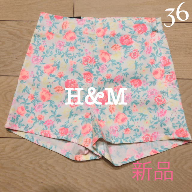 H&M(エイチアンドエム)の花柄 ショートパンツ 新品 レディースのパンツ(ショートパンツ)の商品写真
