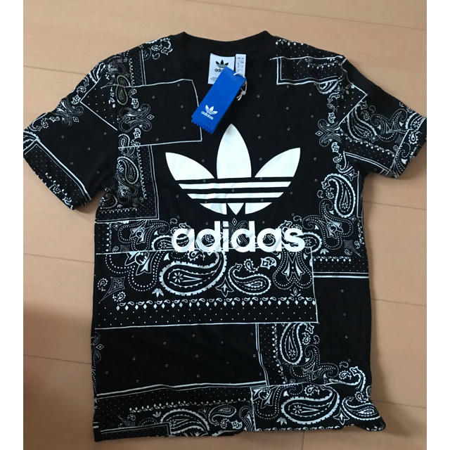 adidas(アディダス)のアディダスバンダナ柄Tシャツ レディースのトップス(Tシャツ(半袖/袖なし))の商品写真