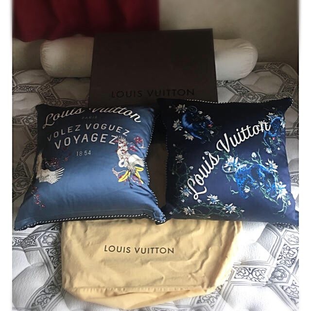 LOUIS VUITTON(ルイヴィトン)の☆極美品☆ルイヴィトンシルククッション☆レア品☆ インテリア/住まい/日用品の寝具(その他)の商品写真