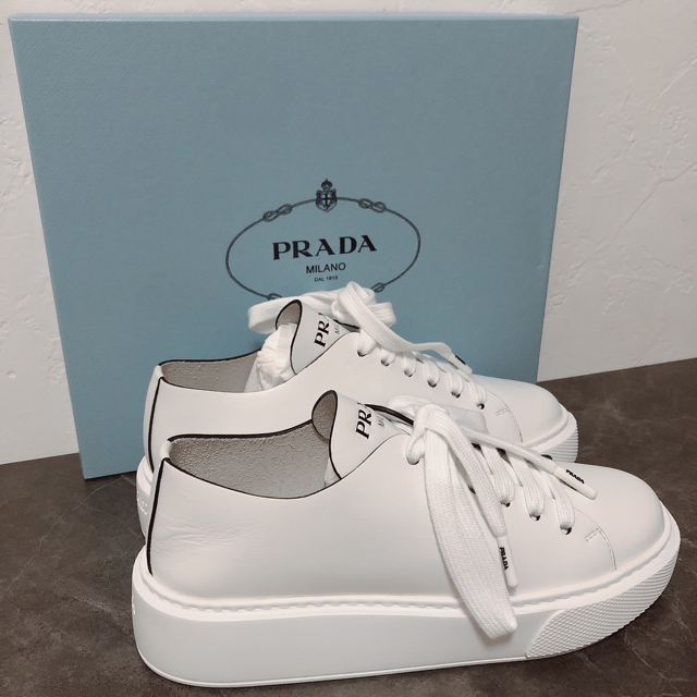 PRADA - PRADAホワイトレザー製スニーカー正規品の通販 by yui81｜プラダならラクマ