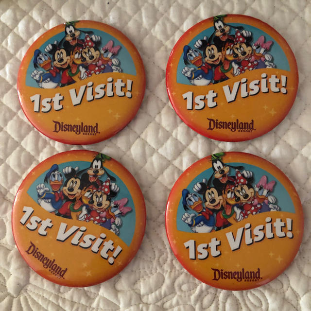 Disney アメリカディズニーランド 初回来園記念缶バッジ 4個セットの通販 By じぇりびーん S Shop ディズニーならラクマ