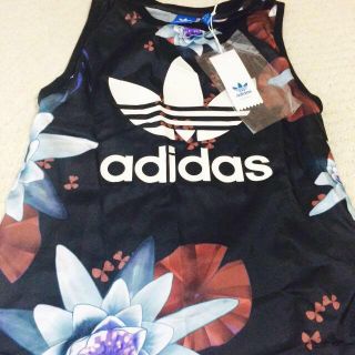 アディダス(adidas)のadidasノースリーブ(カットソー(半袖/袖なし))