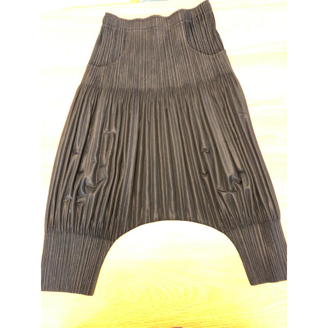 PLEATS PLEASE ISSEY MIYAKE(プリーツプリーズイッセイミヤケ)のプリーツプリーズ サミュエルパンツ レディースのパンツ(サルエルパンツ)の商品写真