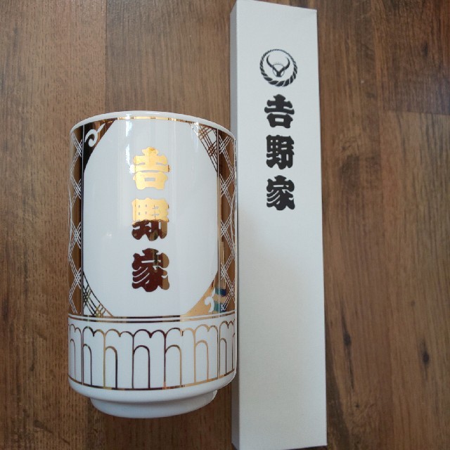 吉野家(ヨシノヤ)の吉野家 金色湯呑み、箸、箸置 新品 未使用 エンタメ/ホビーのコレクション(ノベルティグッズ)の商品写真