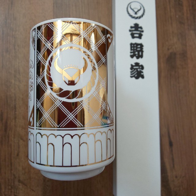 吉野家(ヨシノヤ)の吉野家 金色湯呑み、箸、箸置 新品 未使用 エンタメ/ホビーのコレクション(ノベルティグッズ)の商品写真