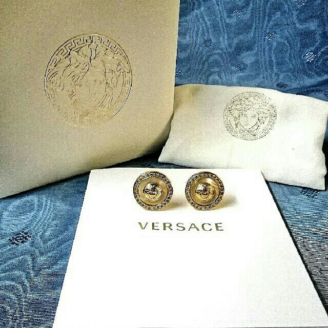 Gianni Versace(ジャンニヴェルサーチ)の❤爽やか♡ホワイトシェルパール❤ジャンニ・ヴェルサーチ.イヤリング❤ レディースのアクセサリー(イヤリング)の商品写真