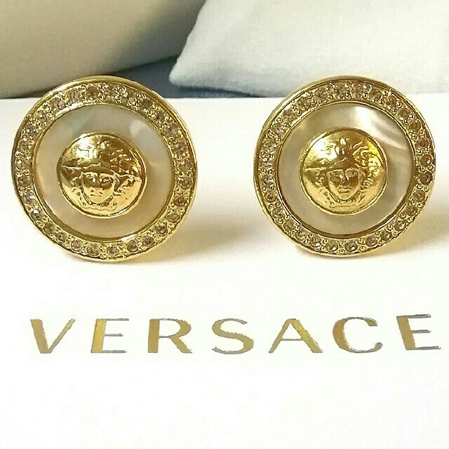 Gianni Versace(ジャンニヴェルサーチ)の❤爽やか♡ホワイトシェルパール❤ジャンニ・ヴェルサーチ.イヤリング❤ レディースのアクセサリー(イヤリング)の商品写真