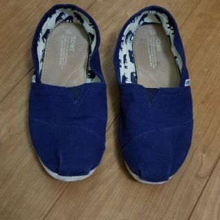 トムズ(TOMS)のTOMS  スリッポン　青と白　２０００円(スリッポン/モカシン)